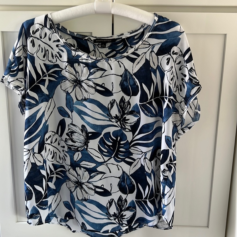 NWOT BANANA REPUBLIC blue floral top L